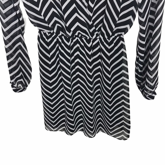 Express Chevron Print V Neck Dress - Picture 4 of 9